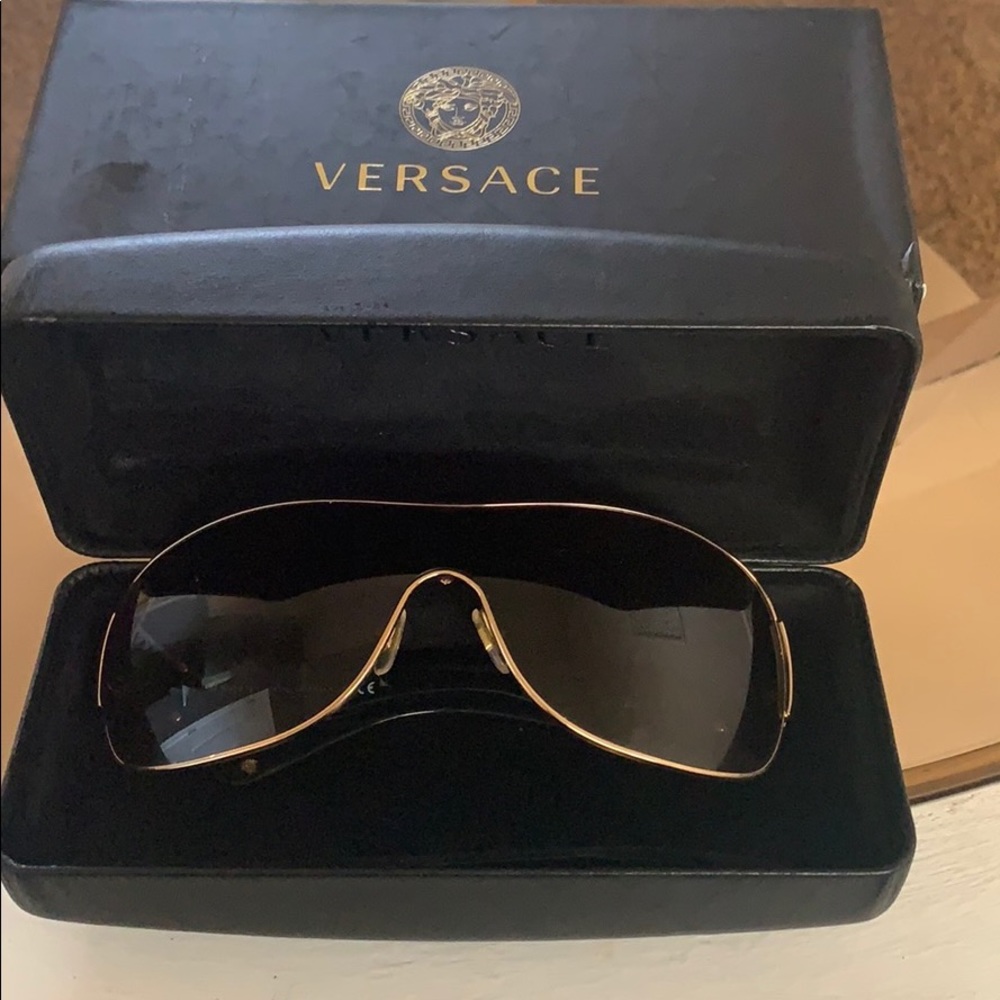 Versace sunglasses 😎